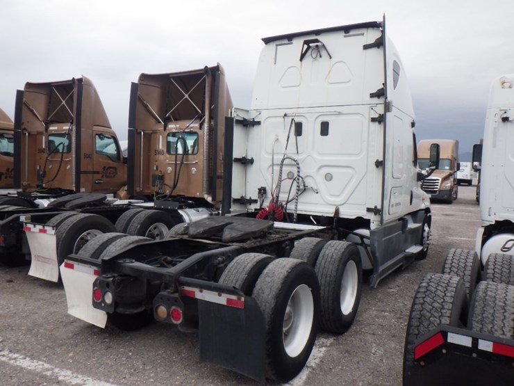 2013-freightliner-cascadia-125-image-8