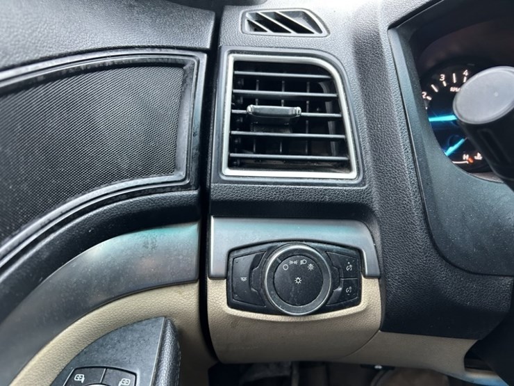 2016-ford-explorer-image-28