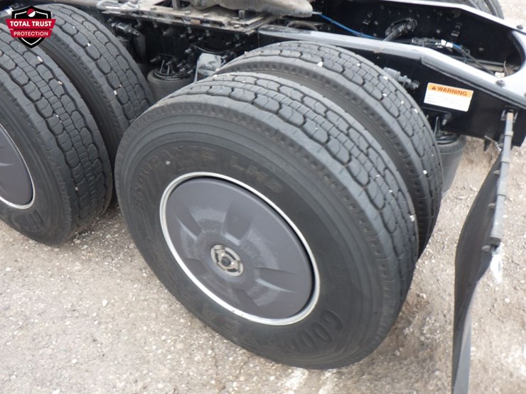 2023-freightliner-cascadia-126-image-12