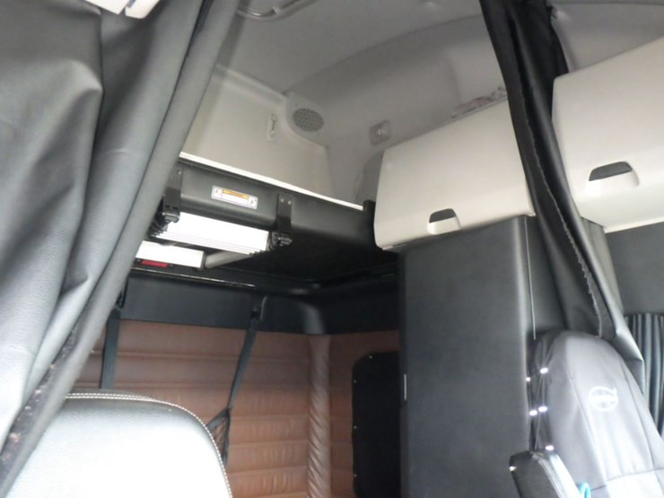 2023-freightliner-cascadia-126-image-6