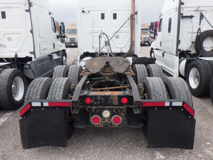 2014-freightliner-cascadia-125-image-8