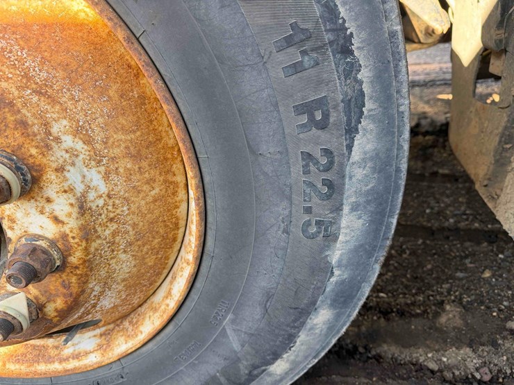 2003-freightliner-columbia-120-day-cab-image-10