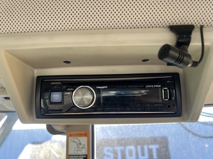 2015-john-deere-6125m-image-32