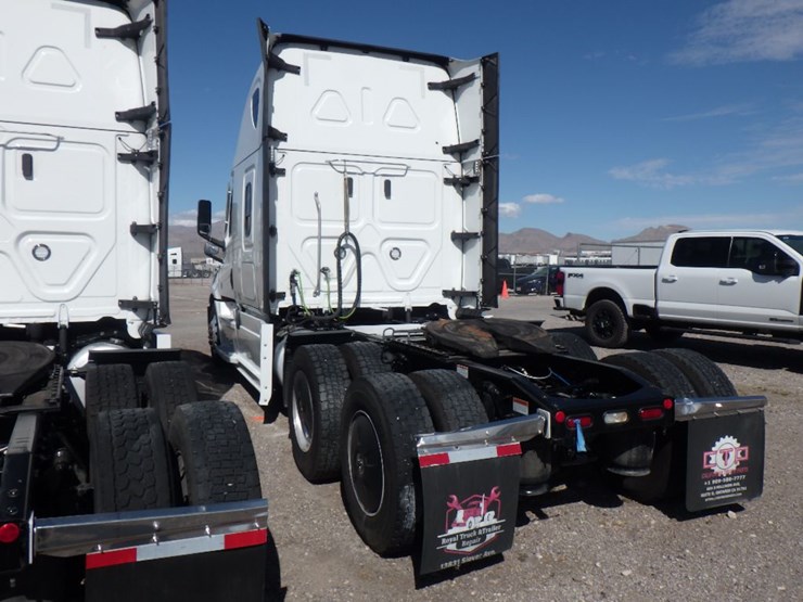2024-freightliner-cascadia-126-image-13