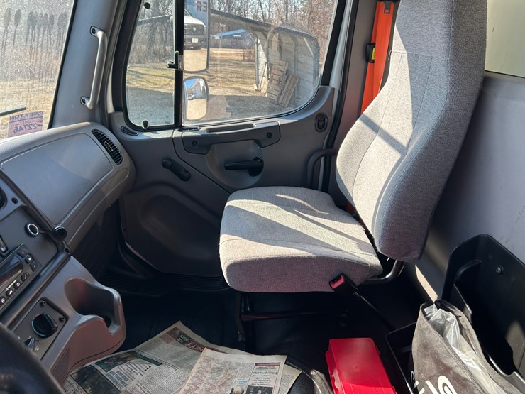 2018-freightliner-m2-106-image-49