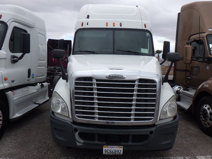 2013-freightliner-cascadia-125-image-2