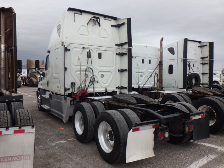 2013-freightliner-cascadia-125-image-12