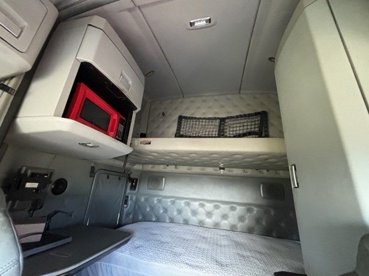 2016-kenworth-t680-image-35