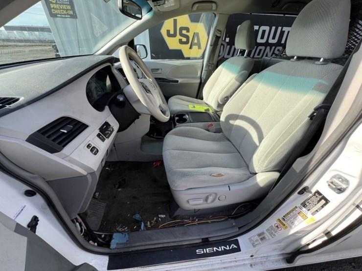 2014-toyota-sienna-le-image-25