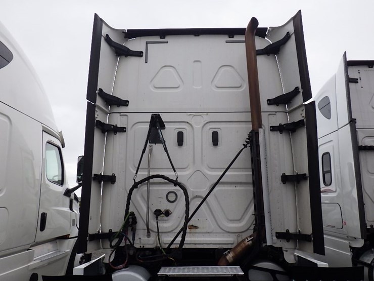 2020-freightliner-cascadia-126-image-16