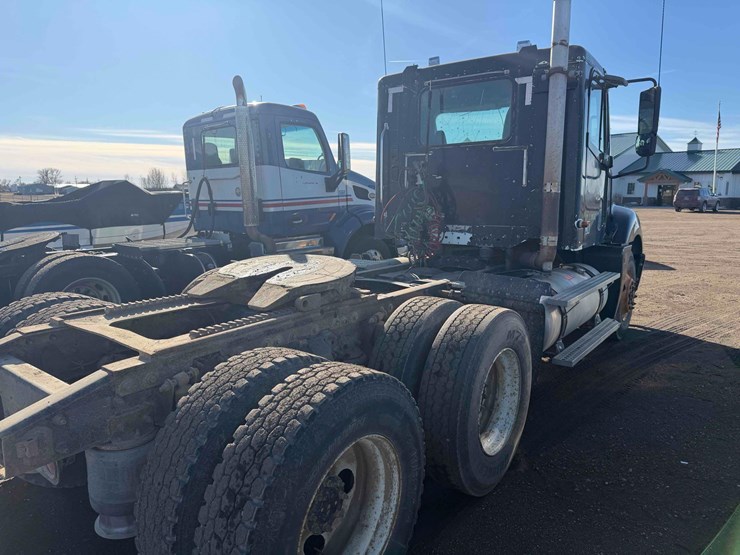 2003-freightliner-columbia-120-day-cab-image-5