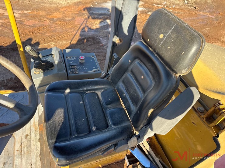 2005-caterpillar-cp-563e-image-17