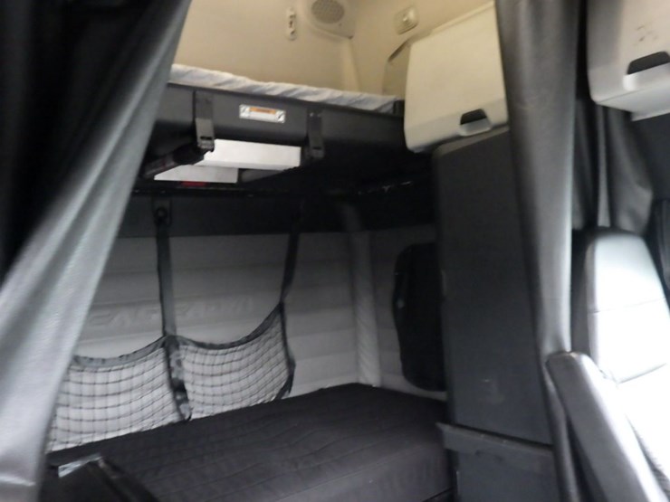 2020-freightliner-cascadia-126-image-13