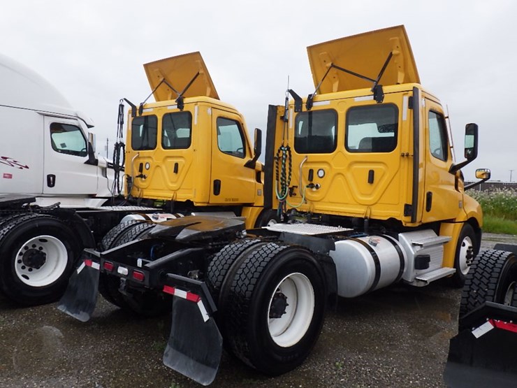2022-freightliner-cascadia-126-image-5