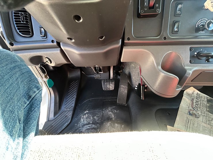 2018-freightliner-m2-106-image-61