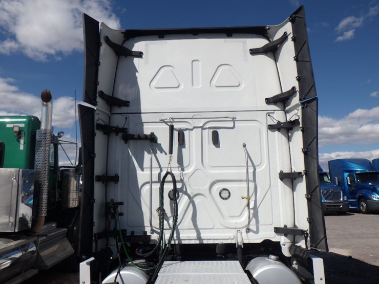 2022-freightliner-cascadia-126-image-13