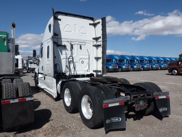 2022-freightliner-cascadia-126-image-14