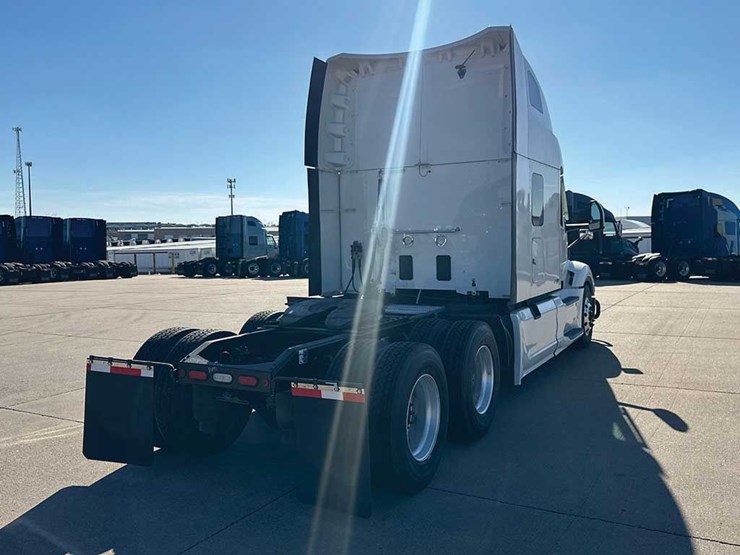 2022-peterbilt-579-image-3