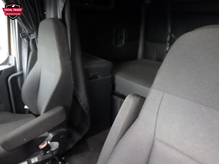 2023-freightliner-cascadia-126-image-18