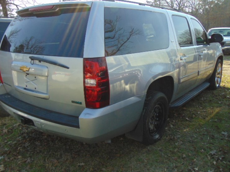 2011-chevrolet-suburban-image-3