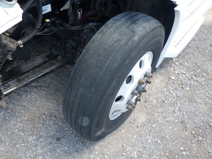 2023-freightliner-cascadia-126-image-26