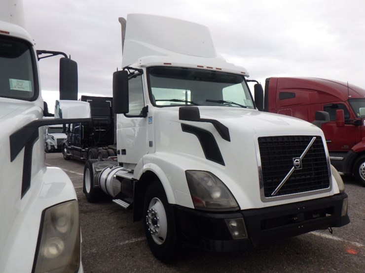 2012-volvo-vnl-300-image-3