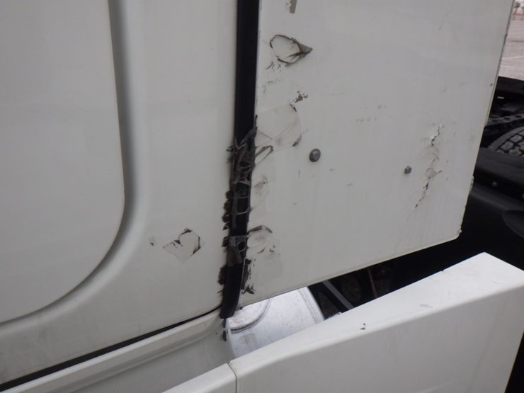 2021-freightliner-cascadia-126-image-21