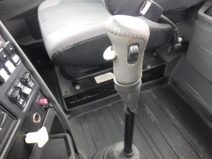 2012-caterpillar-ct660l-image-16