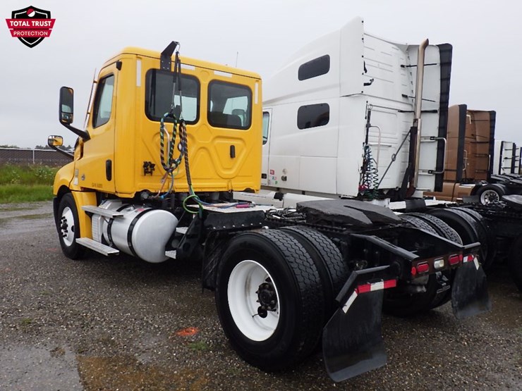2022-freightliner-cascadia-126-image-9