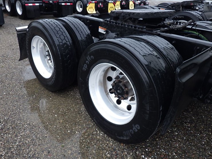 2020-freightliner-cascadia-126-image-14