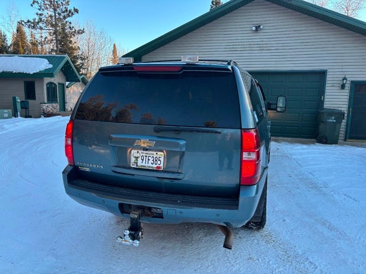 2010-chevrolet-suburban-image-4