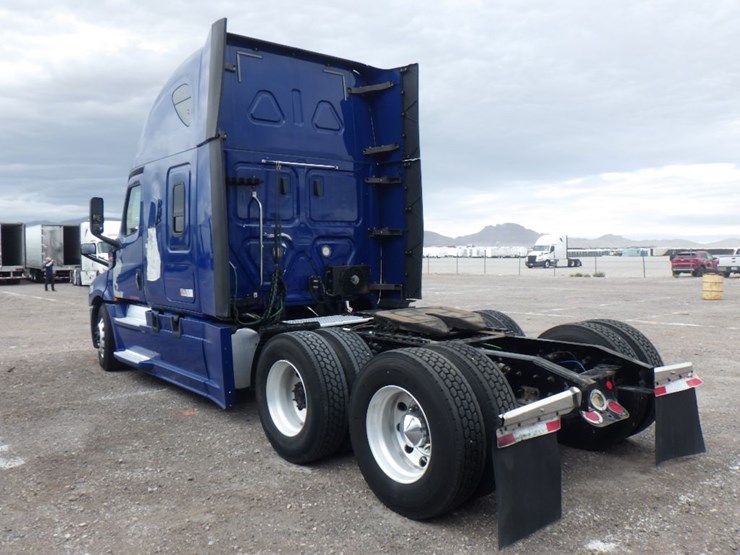 2019-freightliner-cascadia-126-image-15