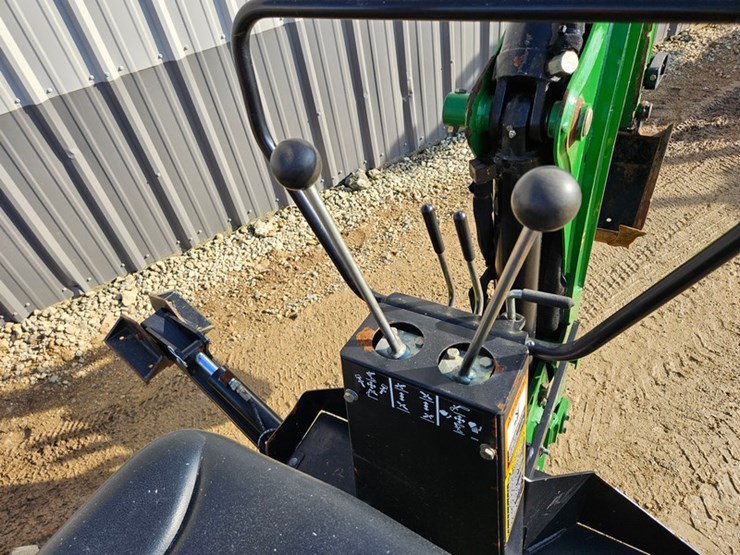 john-deere-3320-image-19