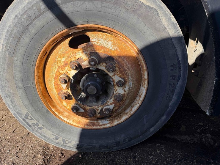 2003-freightliner-columbia-120-day-cab-image-9