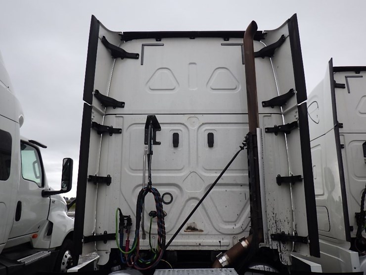 2020-freightliner-cascadia-126-image-14