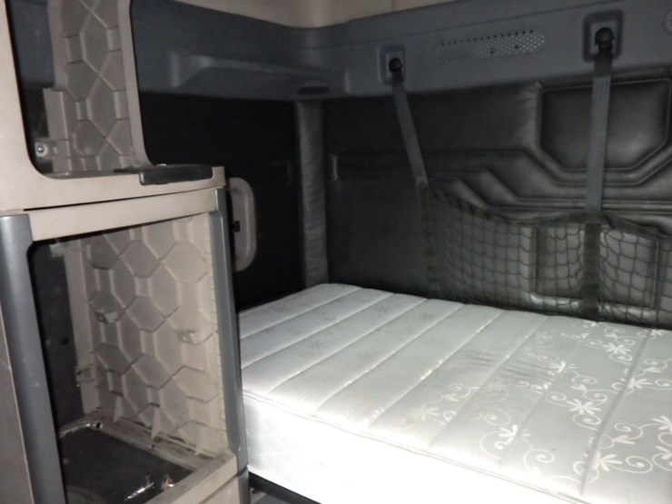 2013-freightliner-cascadia-125-image-19