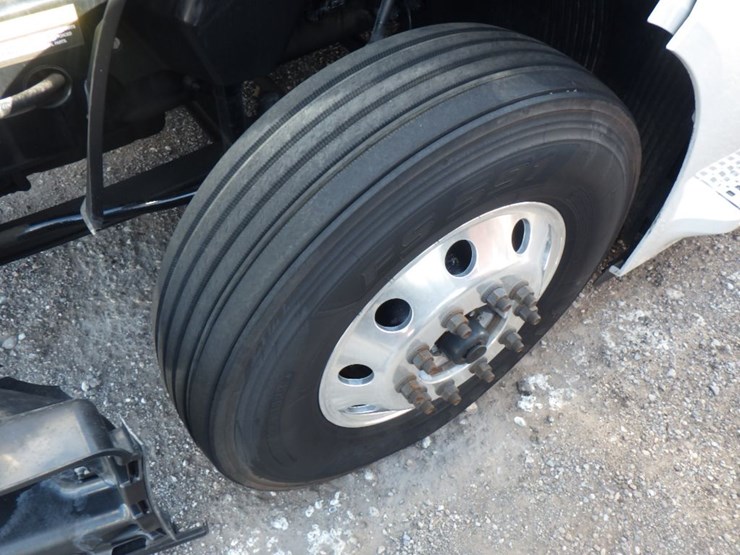 2023-volvo-vnl-760-image-25