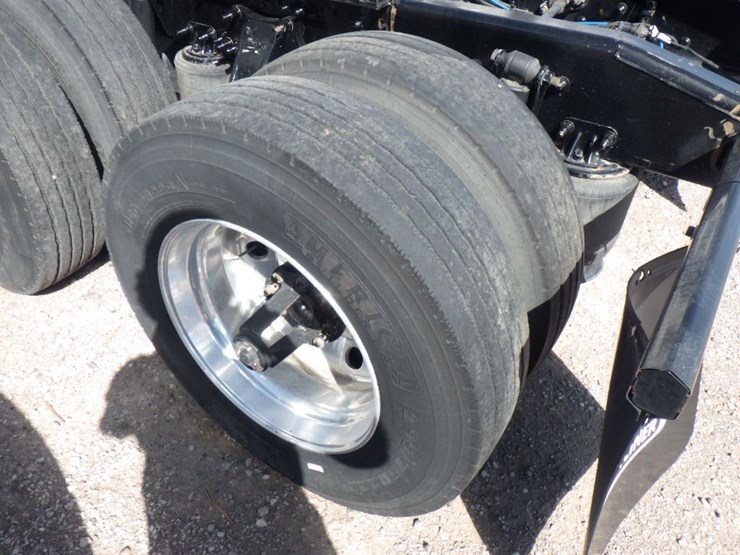 2023-freightliner-cascadia-126-image-16