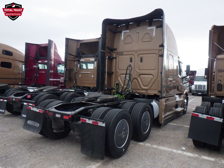 2023-freightliner-cascadia-126-image-7