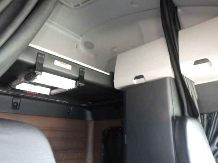 2022-freightliner-cascadia-126-image-5