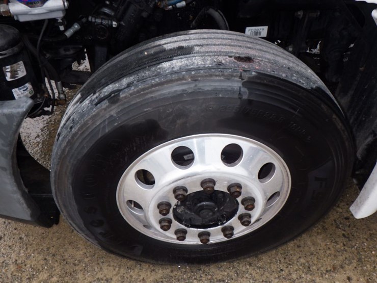 2013-freightliner-cascadia-125-image-22