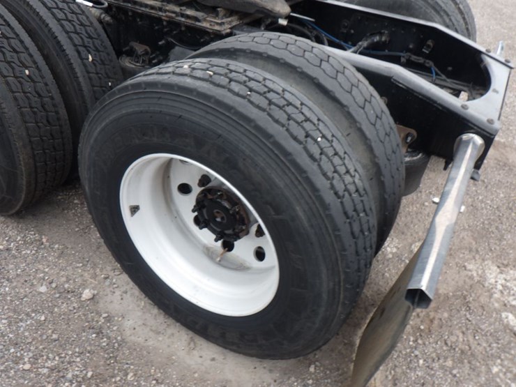 2022-freightliner-cascadia-126-image-13