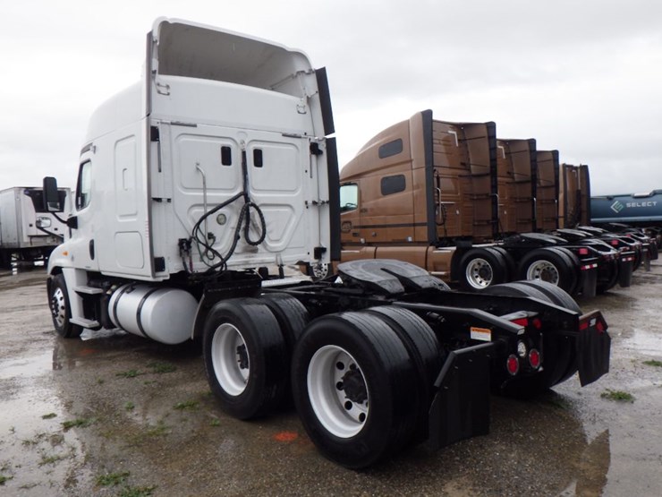 2013-freightliner-cascadia-125-image-13