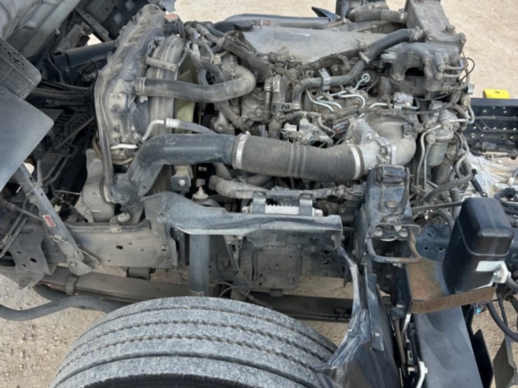 2020-isuzu-nqr-image-13