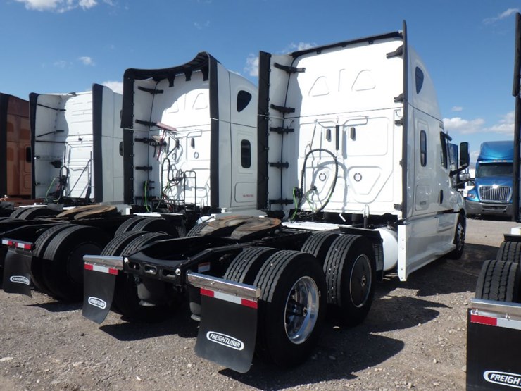 2024-freightliner-cascadia-126-image-11