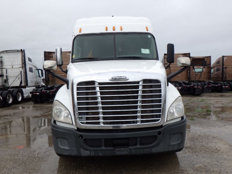 2013-freightliner-cascadia-125-image-2
