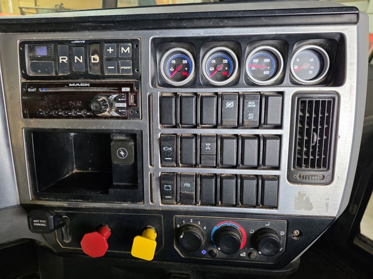 2020-mack-p164t-daycab-image-13
