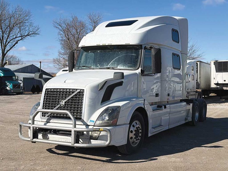 2015-volvo-vnl780-image-2