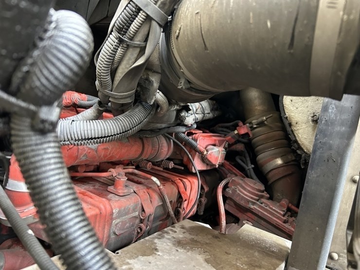 2014-peterbilt-320-image-35