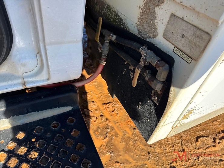 2005-chevrolet-c5500-flatbed-truck-image-20